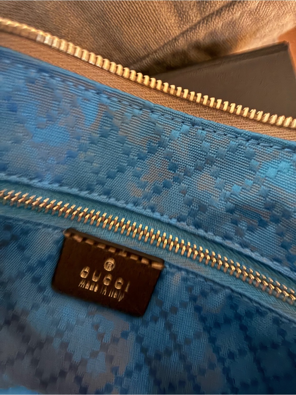 Gucci GG Supreme Canvas Shoulder Bag in beige and brown with gold hardware - Picture 4 of 9